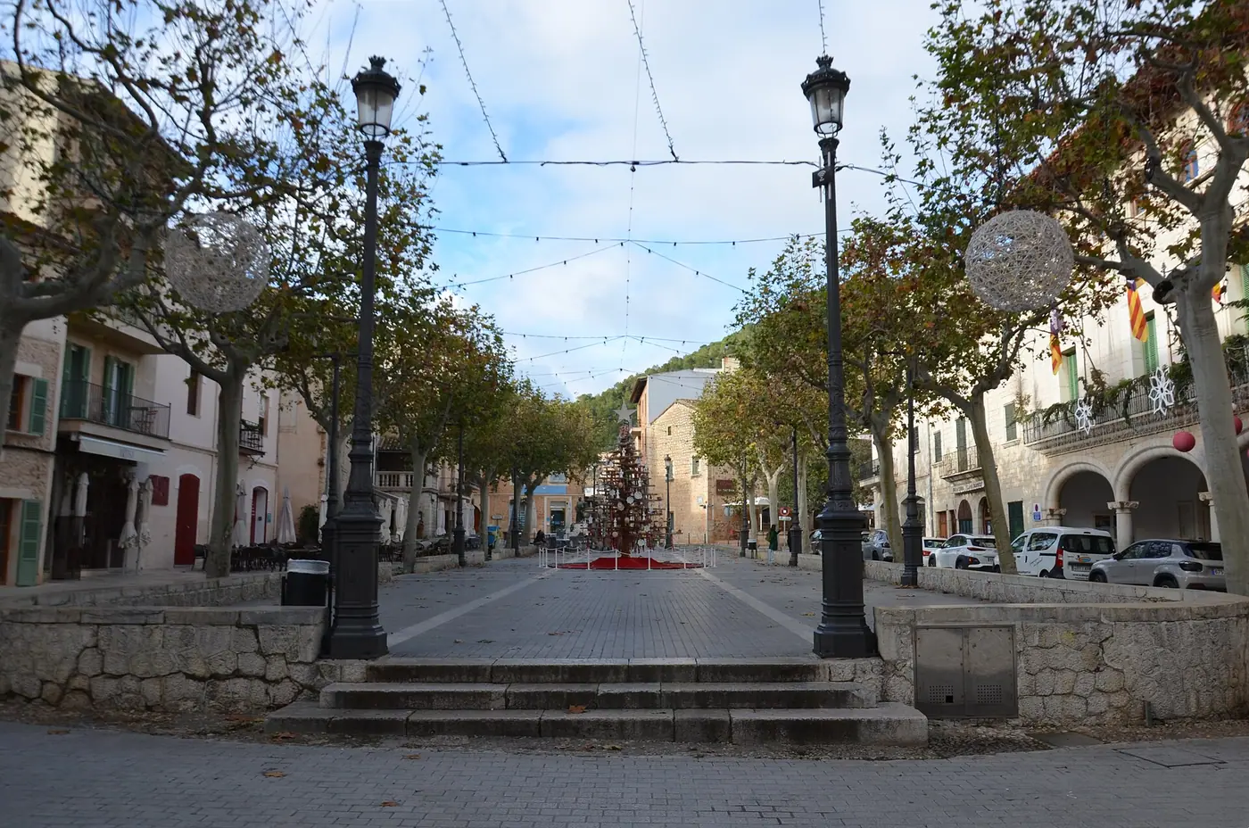 La Plaça de la Vila d'Alaró, cœur historique du village (et non le château).