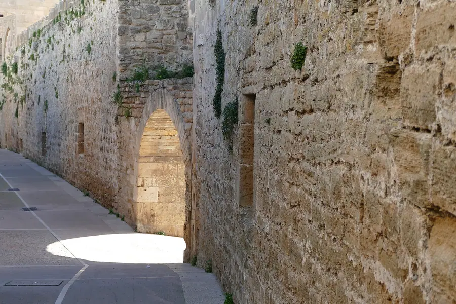 La porte fortifiée des remparts médiévaux d'Alcúdia.