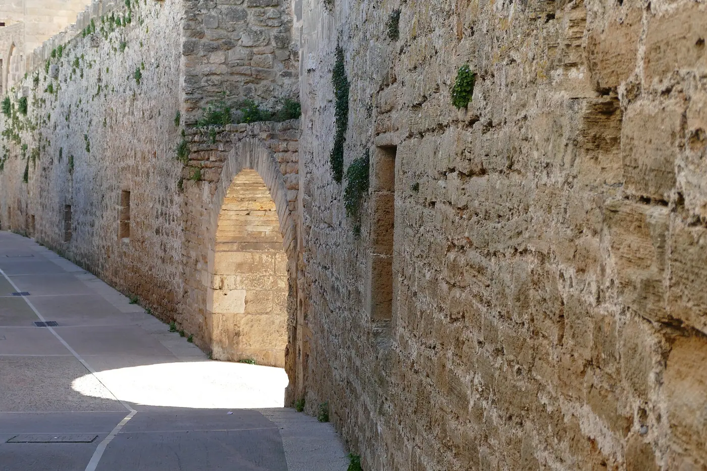 La porte fortifiée des remparts médiévaux d'Alcúdia.