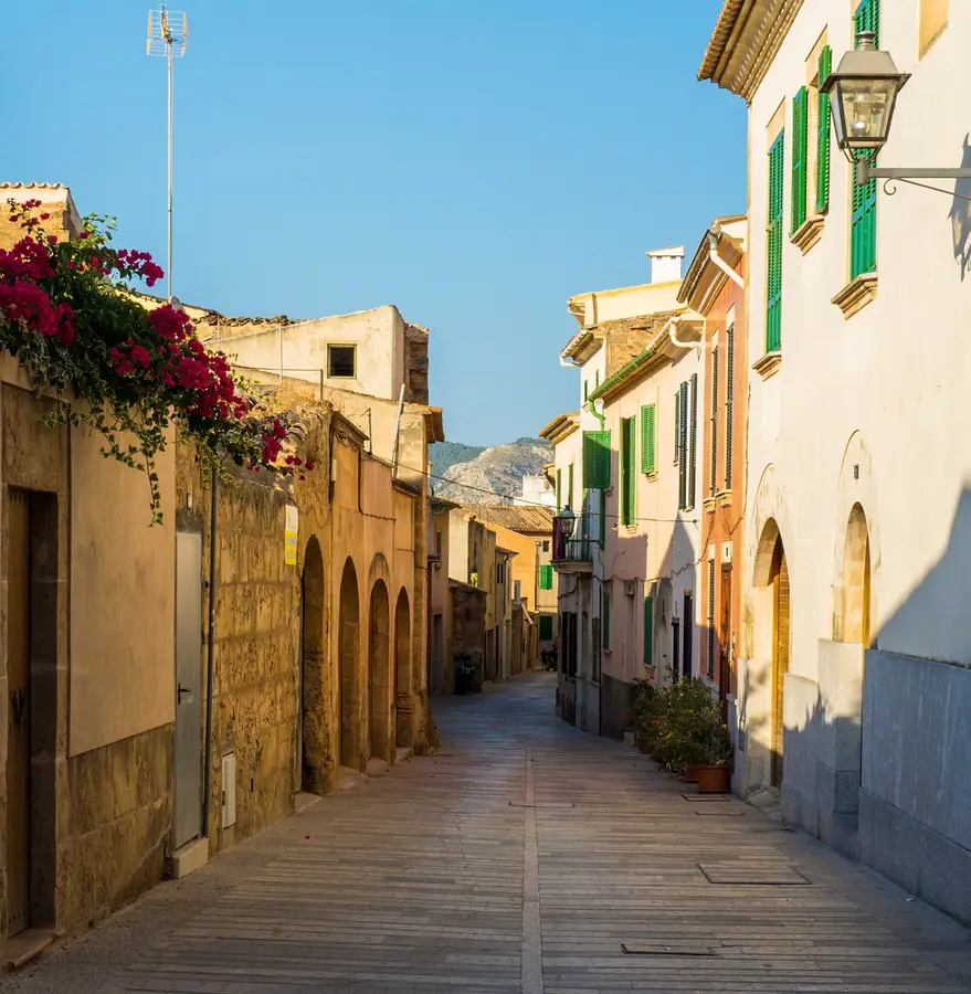 Ruelle fleurie de la vieille ville d'Alcúdia, lumière dorée