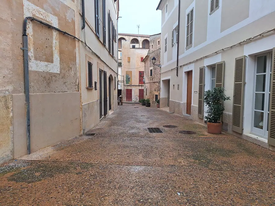 Rue colorée de la vieille ville d'Artà