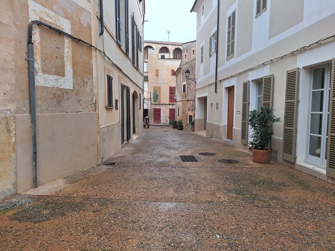 Rue colorée de la vieille ville d'Artà