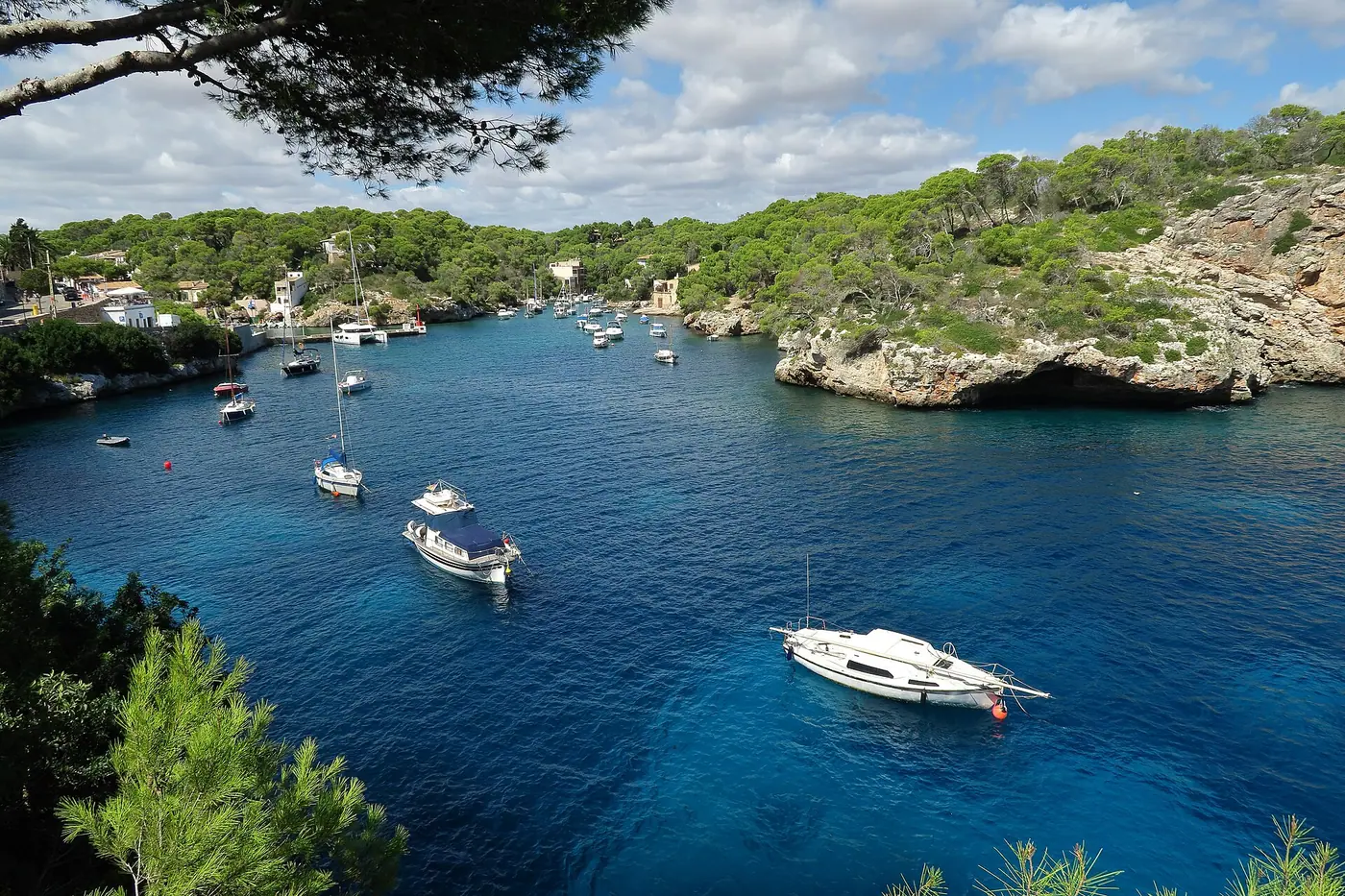 Petits bateaux à moteur ancrés dans la crique de Cala Figuera