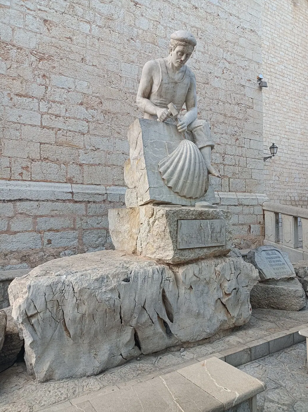 Statue en pierre près de l'église de Binissalem