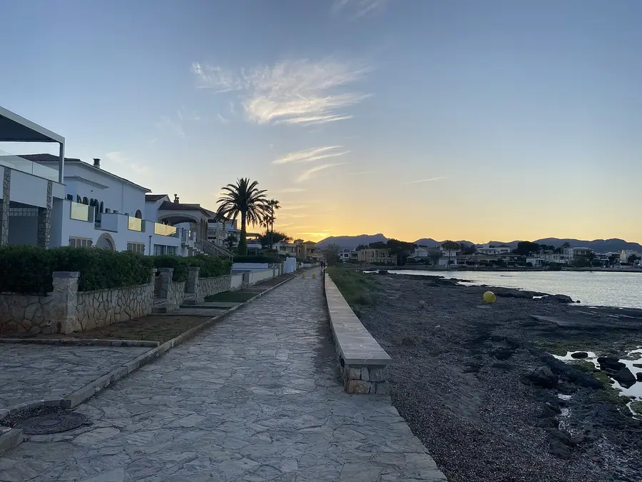 Promenade au bord de la plage d'Es Barcarès (secteur Bonaire), lumière du soir.