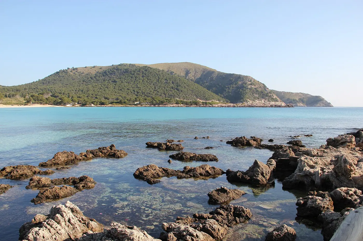 Piscines rocheuses et eau turquoise de Cala Agulla.
