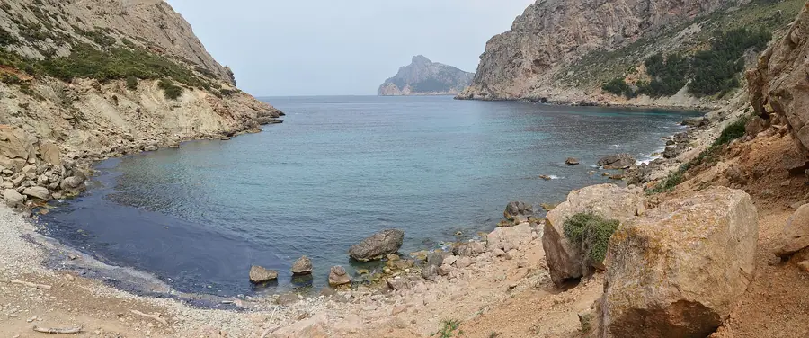 Crique de Cala Bóquer, eau turquoise calme entre les falaises.