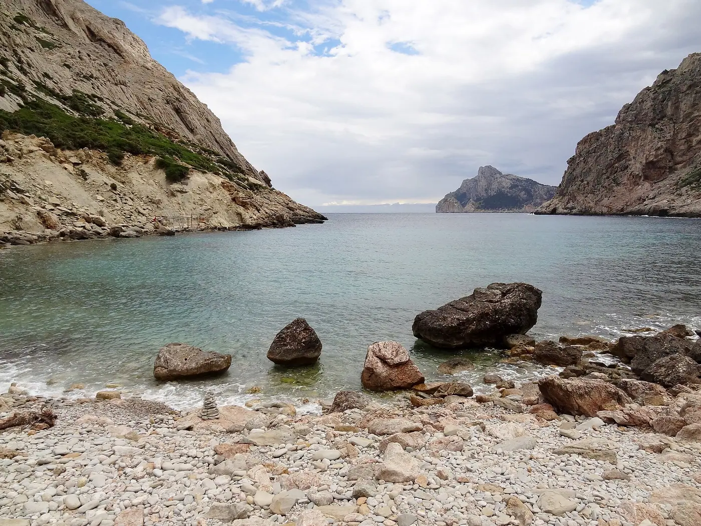 Rochers affleurant dans l'eau limpide de Cala Bóquer.