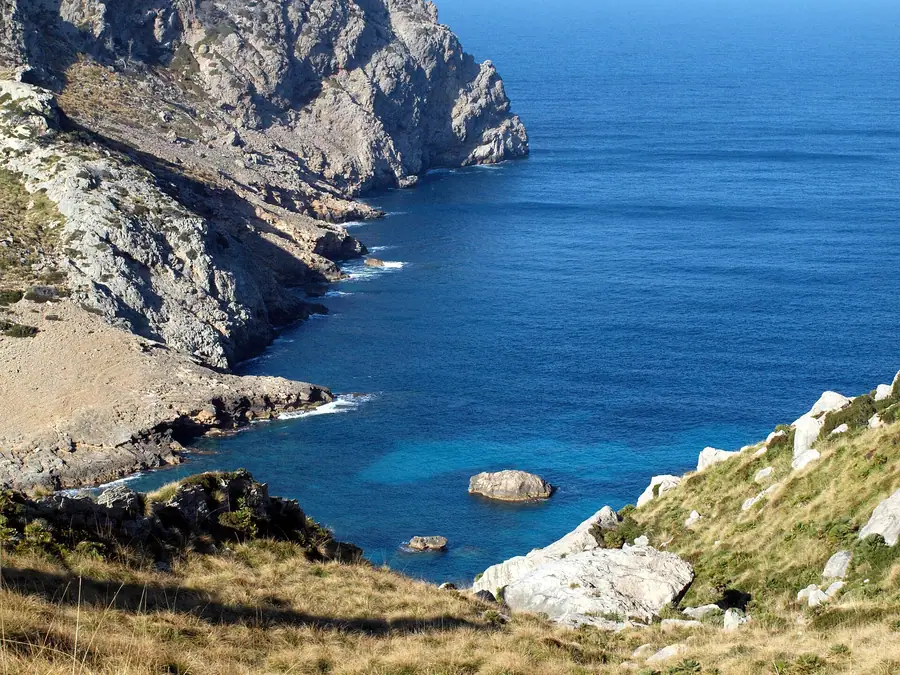 Petite crique de la presqu'île de Formentor, eau bleue et barques.
