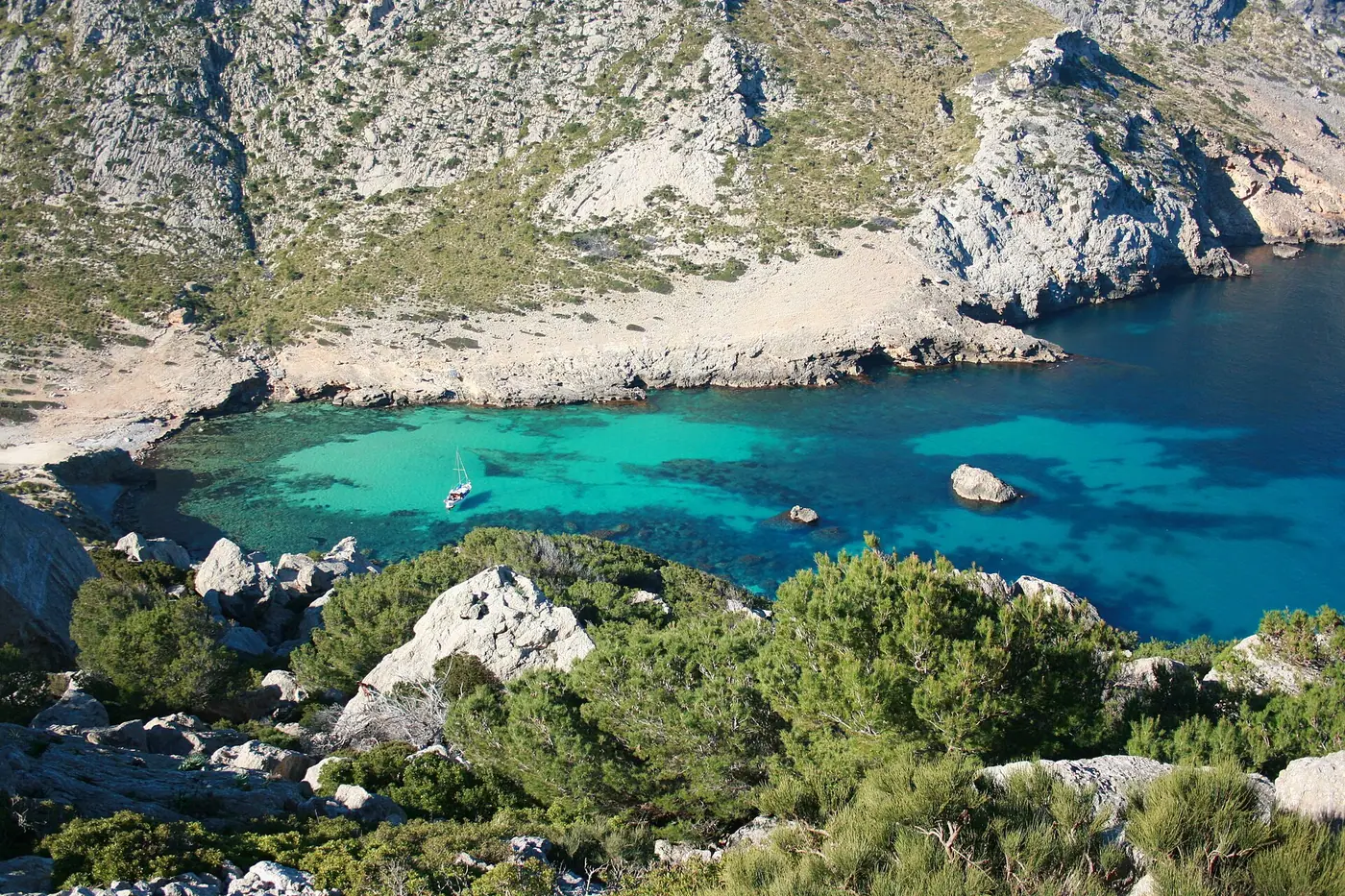 Cala Figuera de Formentor (Pollença), eau turquoise entre les falaises.