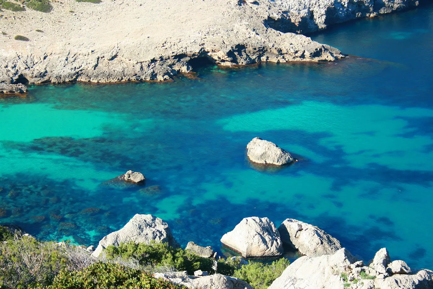 Vue surplombant Cala Figuera de Formentor, turquoise éclatant.
