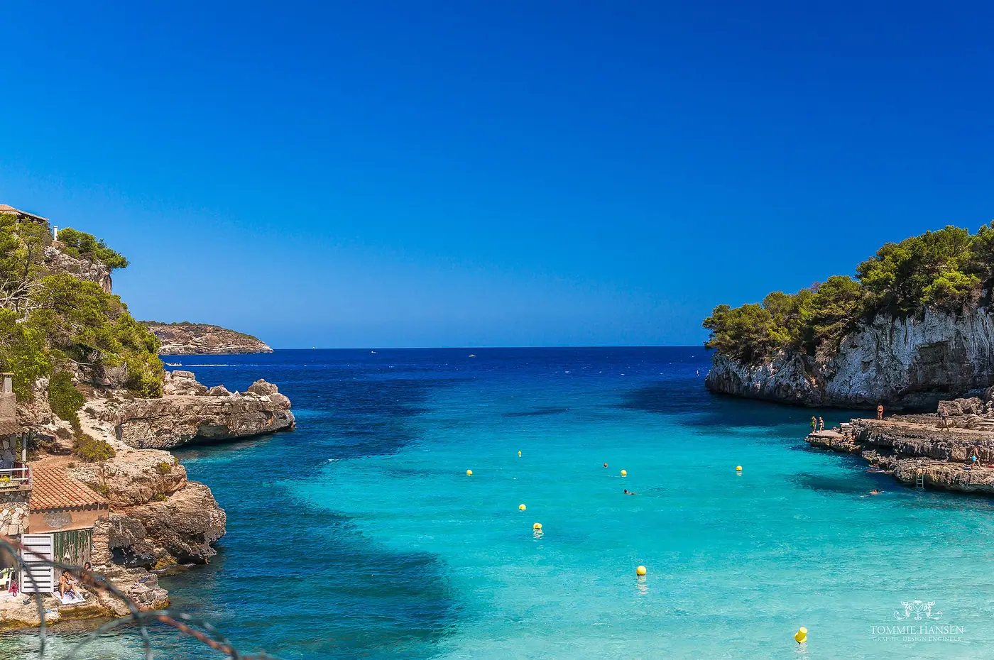Panorama sur la crique de Cala Llombards encadrée de falaises calcaires.