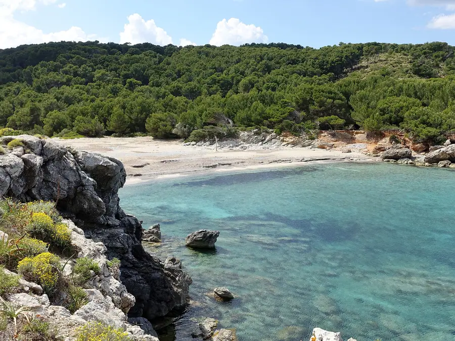 Crique sauvage de Cala des Matzoc entre les rochers.
