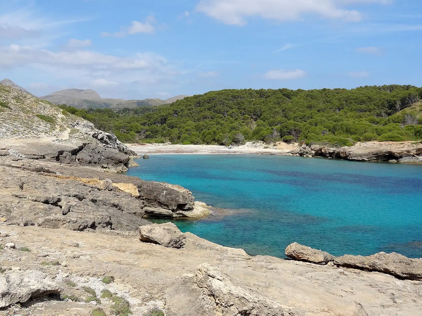 Entrée étroite et turquoise de Cala des Matzoc.
