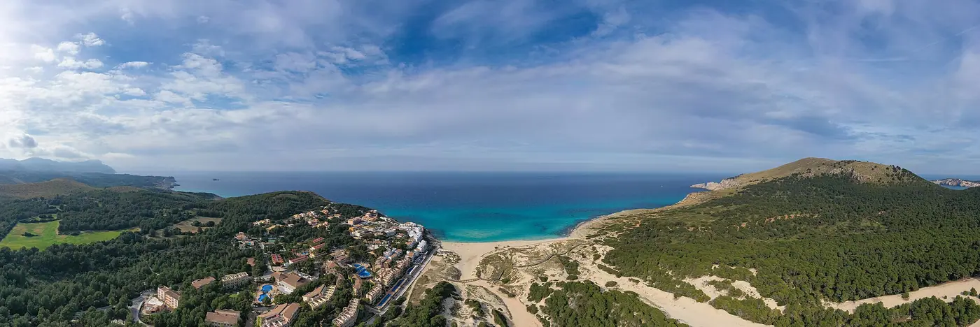 Vue aérienne de la baie et des dunes de Cala Mesquida.