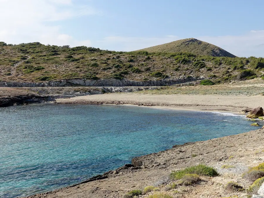 Cala Mitjana (Artà), eau turquoise éclatante et plage isolée.