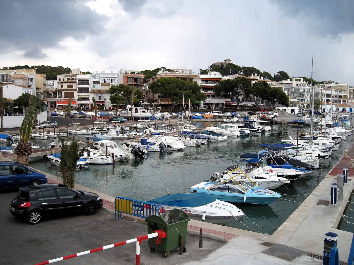 Le port de Cala Rajada et ses bateaux amarrés.