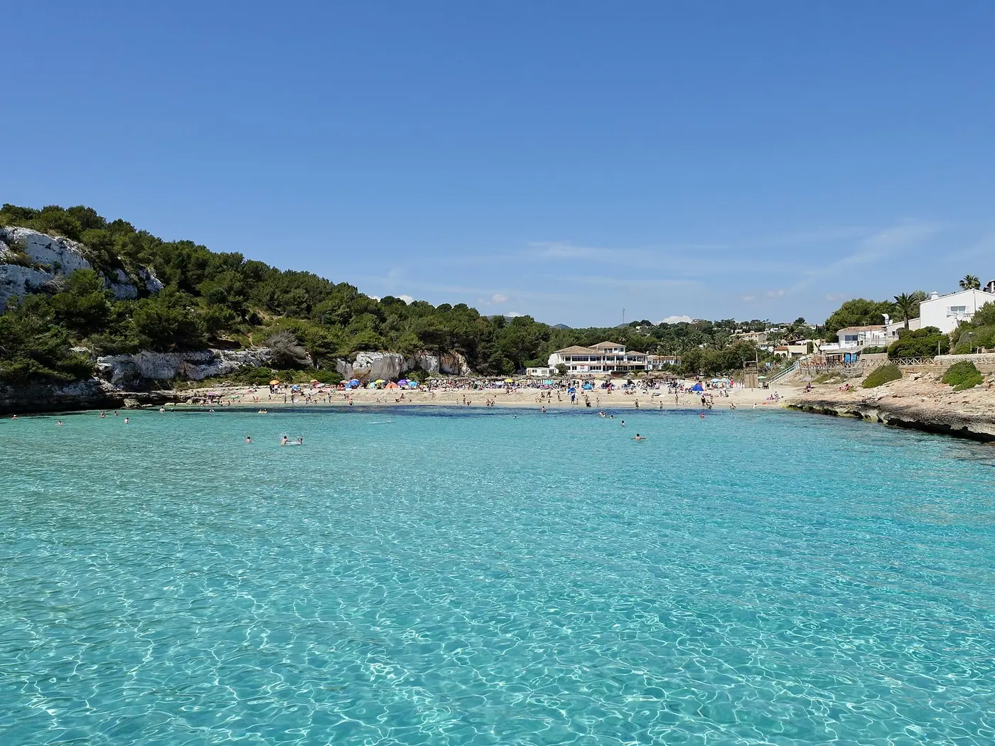 La crique de S'Estany d'en Mas et ses eaux cristallines vues depuis la falaise.