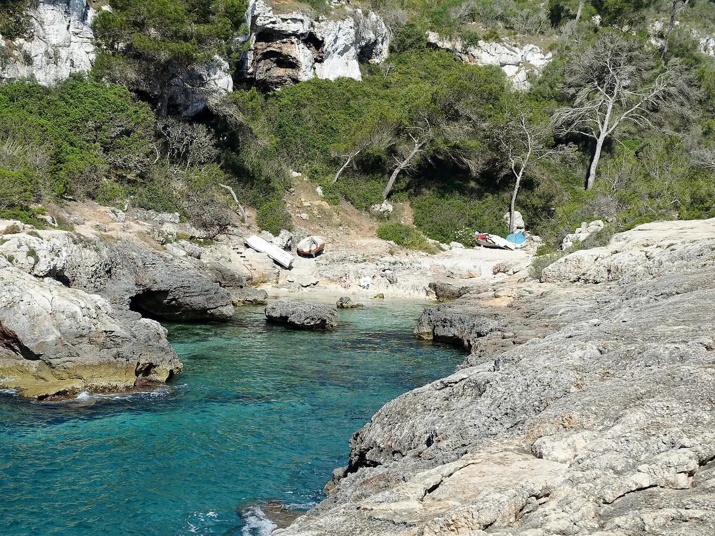 Eaux turquoise et calmes de Cala s'Almunia, crique confidentielle du Migjorn.