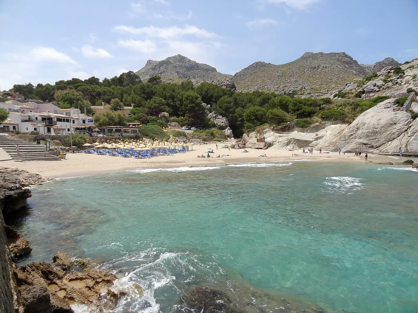 Cala Barques et ses vagues sur la roche calcaire blanche.