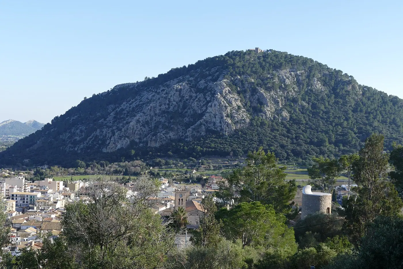 Vue depuis le Calvari sur la ville de Pollença et le Puig de Maria.