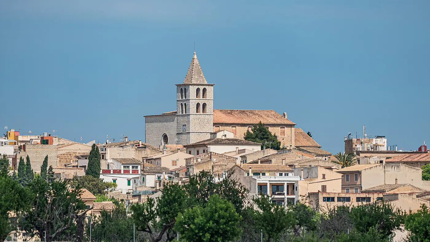 Vue sur le village de Campanet et son église