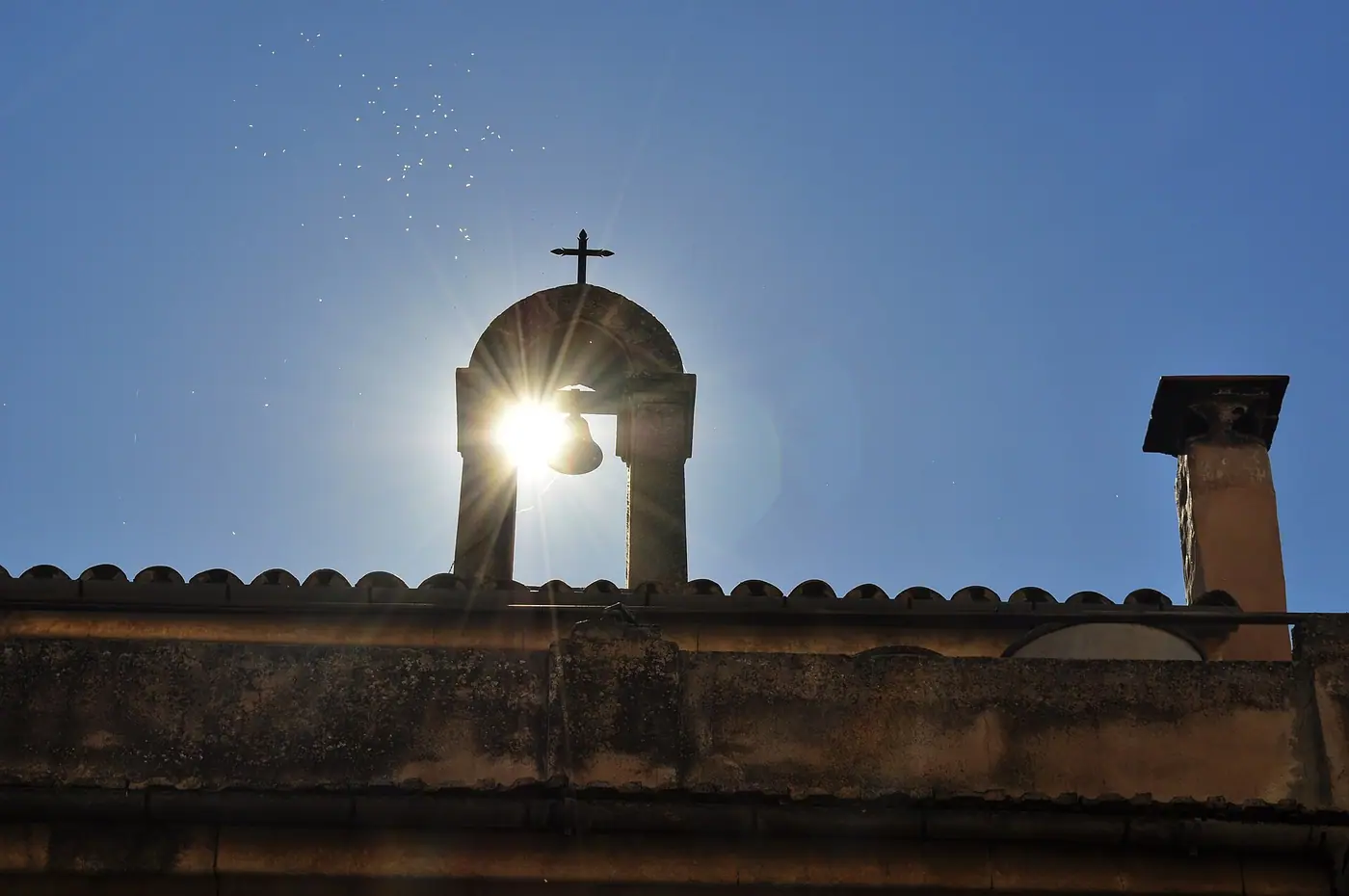 Clocher de l'église de Campanet à contre-jour