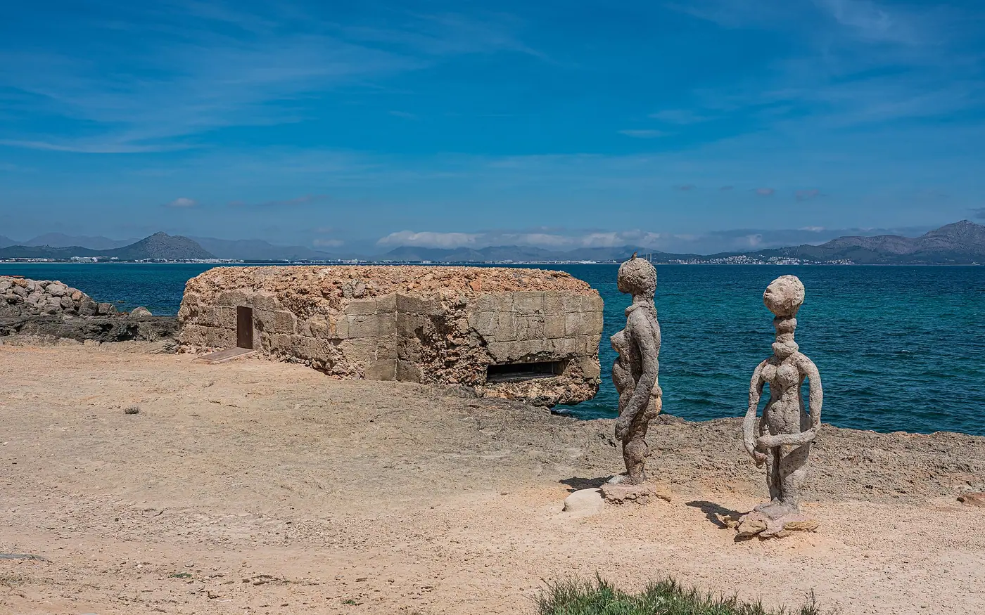Sculpture face à la mer sur le front de mer de Can Picafort