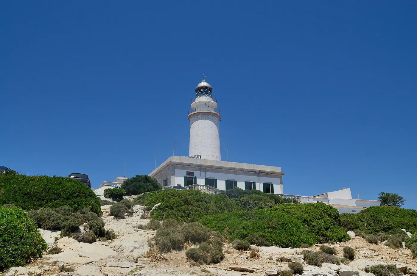 Le phare du Cap de Formentor (Far de Formentor) sous un ciel bleu éclatant.