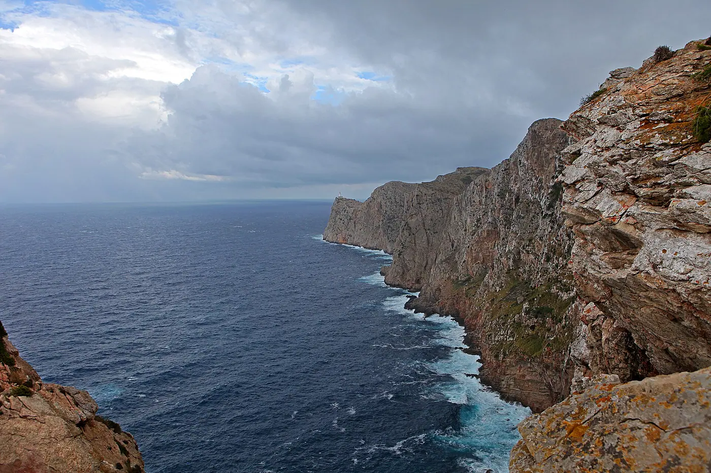 Les falaises abruptes du Cap de Formentor plongeant dans la Méditerranée.