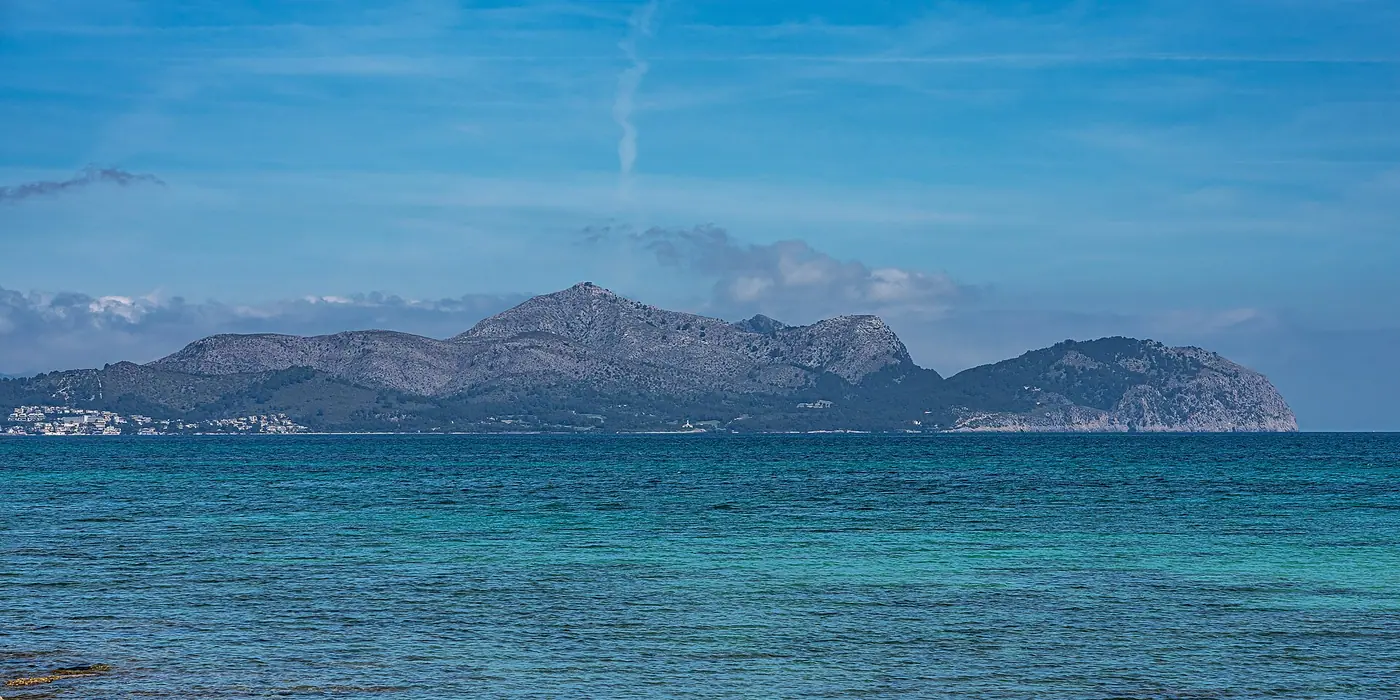 Vue sur le Cap des Pinar et ses eaux turquoise depuis Can Picafort.
