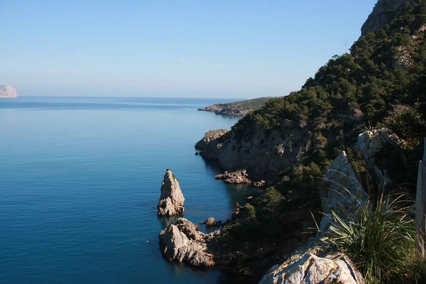 Littoral rocheux et falaises du Cap des Pinar, avec ses formations rocheuses en mer.