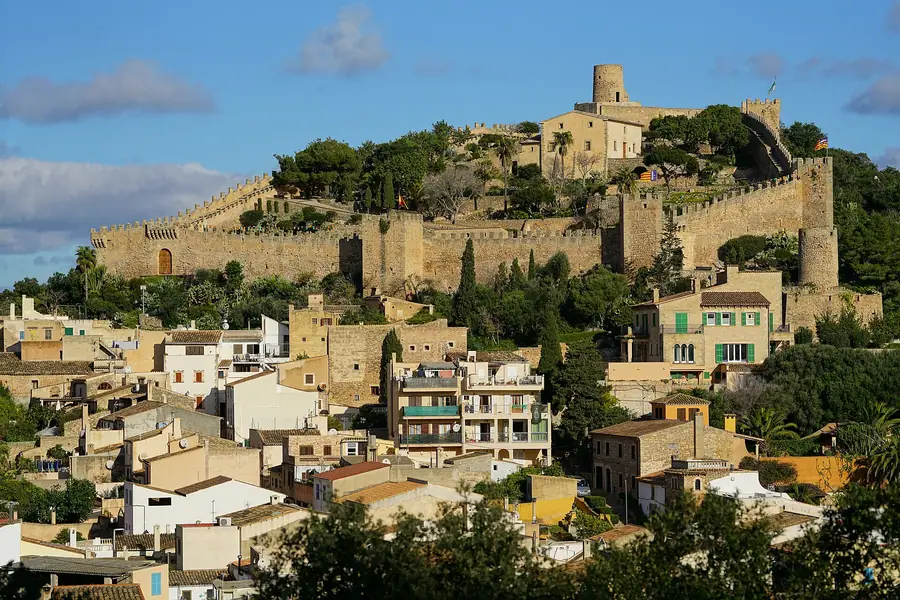 Château de Capdepera dominant le village