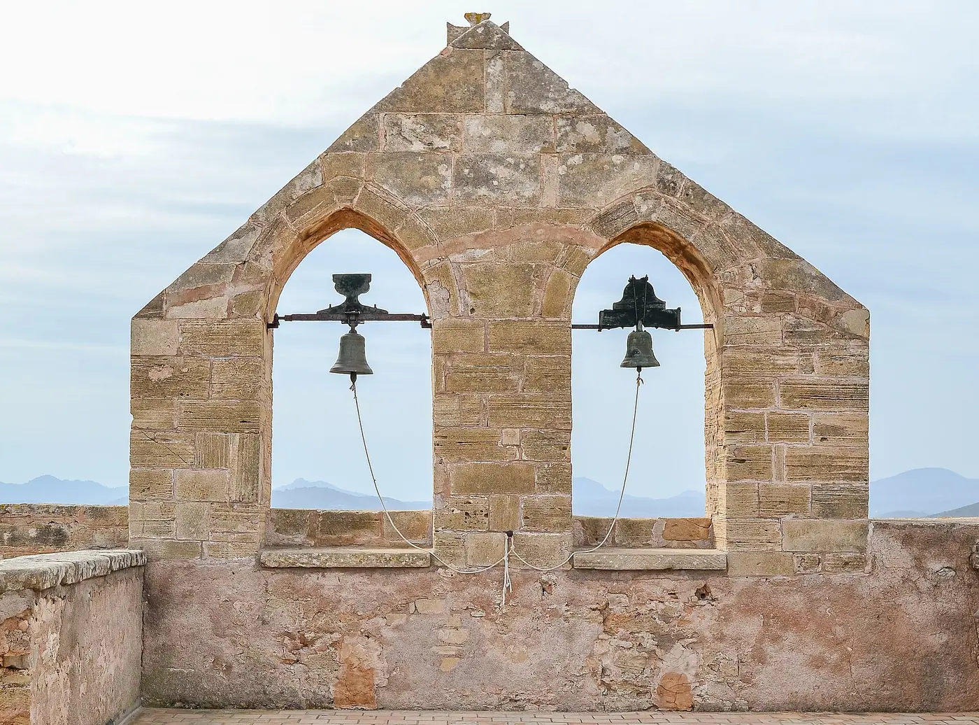Clocher à deux cloches du château de Capdepera