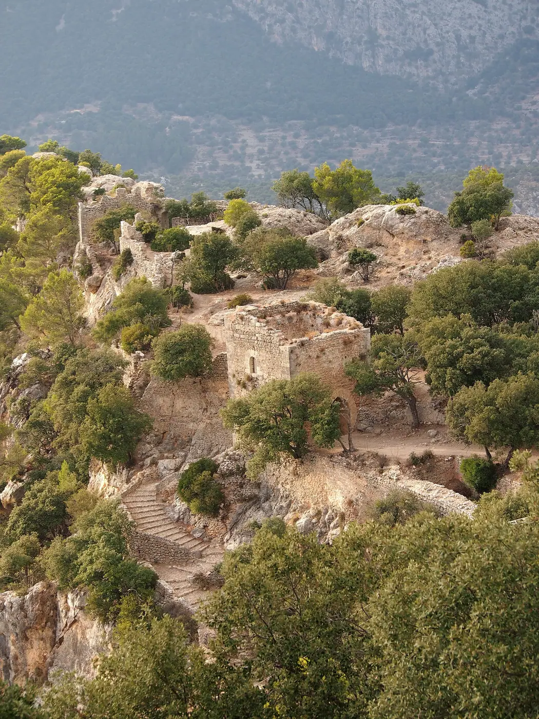 Les ruines du Castell d'Alaró perchées sur son piton rocheux vertigineux.