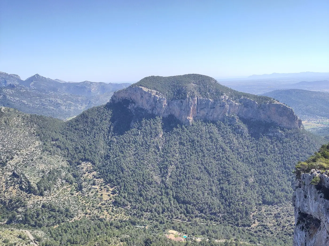 Vue sur le Puig d'Alcadena depuis le sentier du Castell d'Alaró.