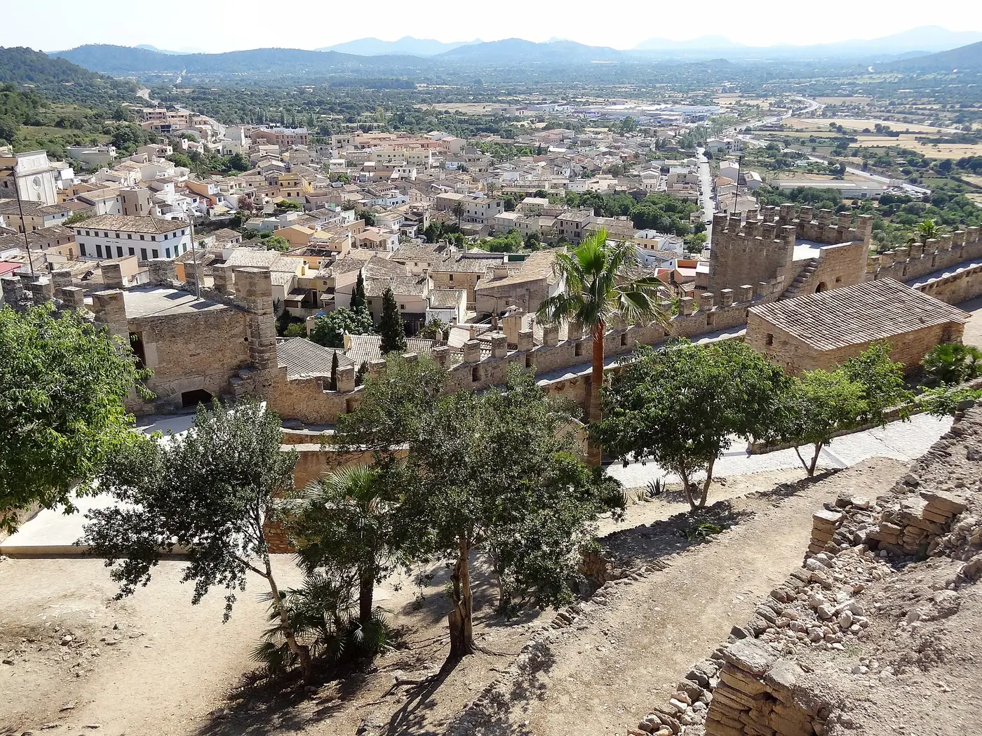 Panorama sur la ville de Capdepera depuis les remparts du château.