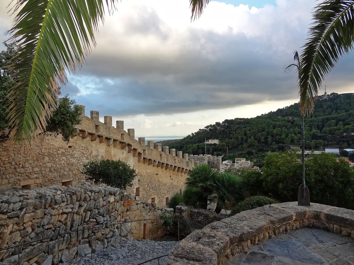 Les remparts crénelés du Castell de Capdepera sous un ciel changeant.