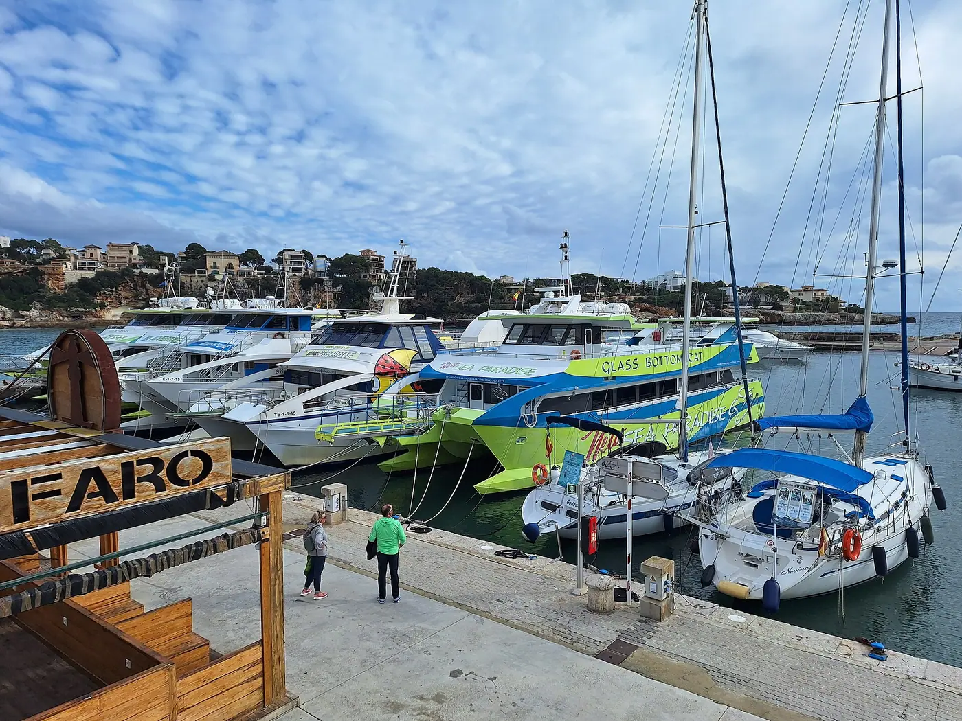 Catamarans amarrés dans le port de Porto Cristo