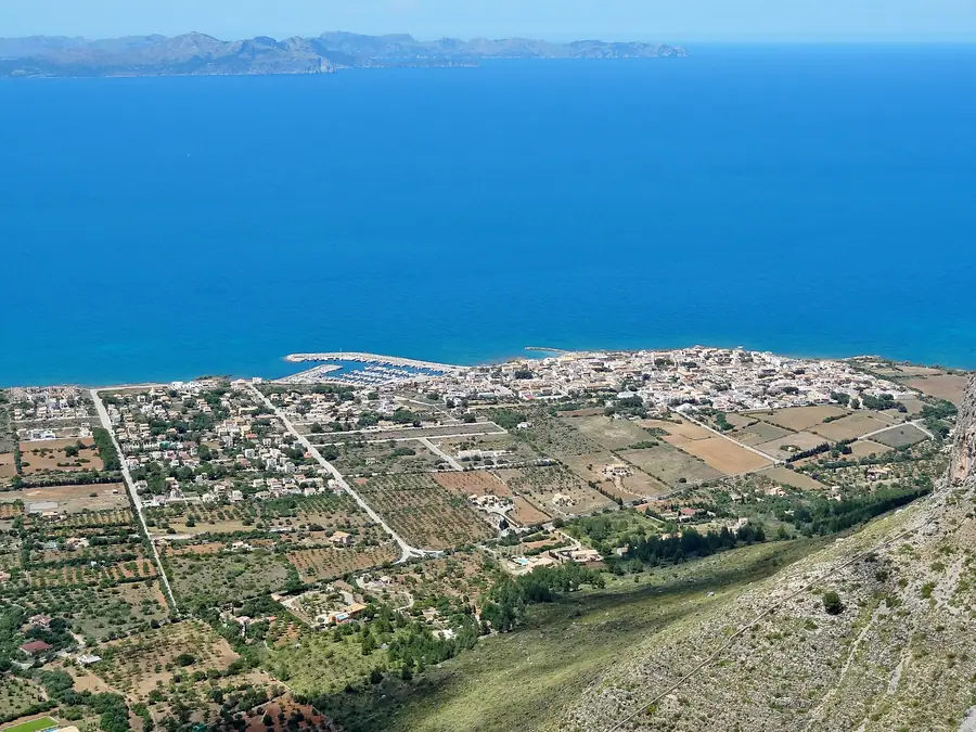 Vue panoramique depuis la colline sur la Colònia de Sant Pere et sa baie.