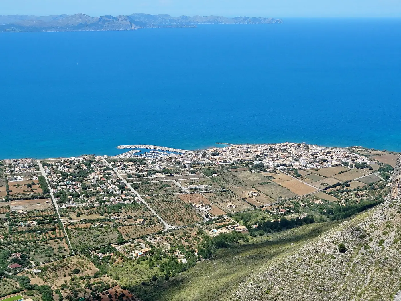 Vue panoramique depuis la colline sur la Colònia de Sant Pere et sa baie.