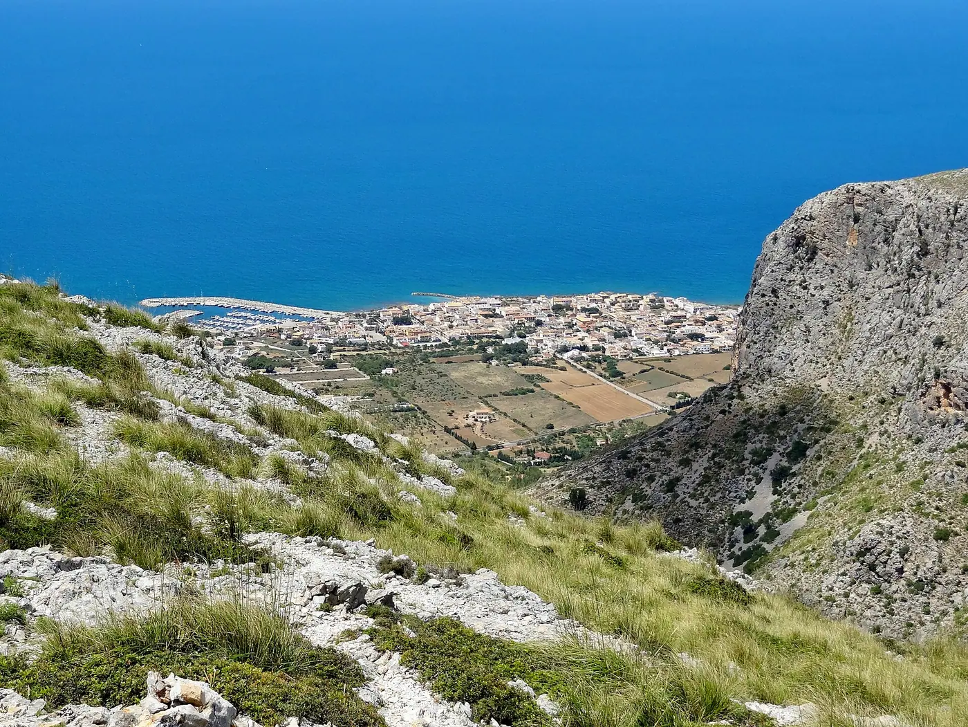 Point rocheux dominant la Colònia de Sant Pere, mer bleu profond.