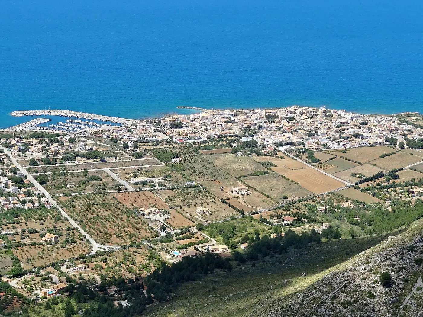 Vue élevée sur la Colònia de Sant Pere, champs et littoral.