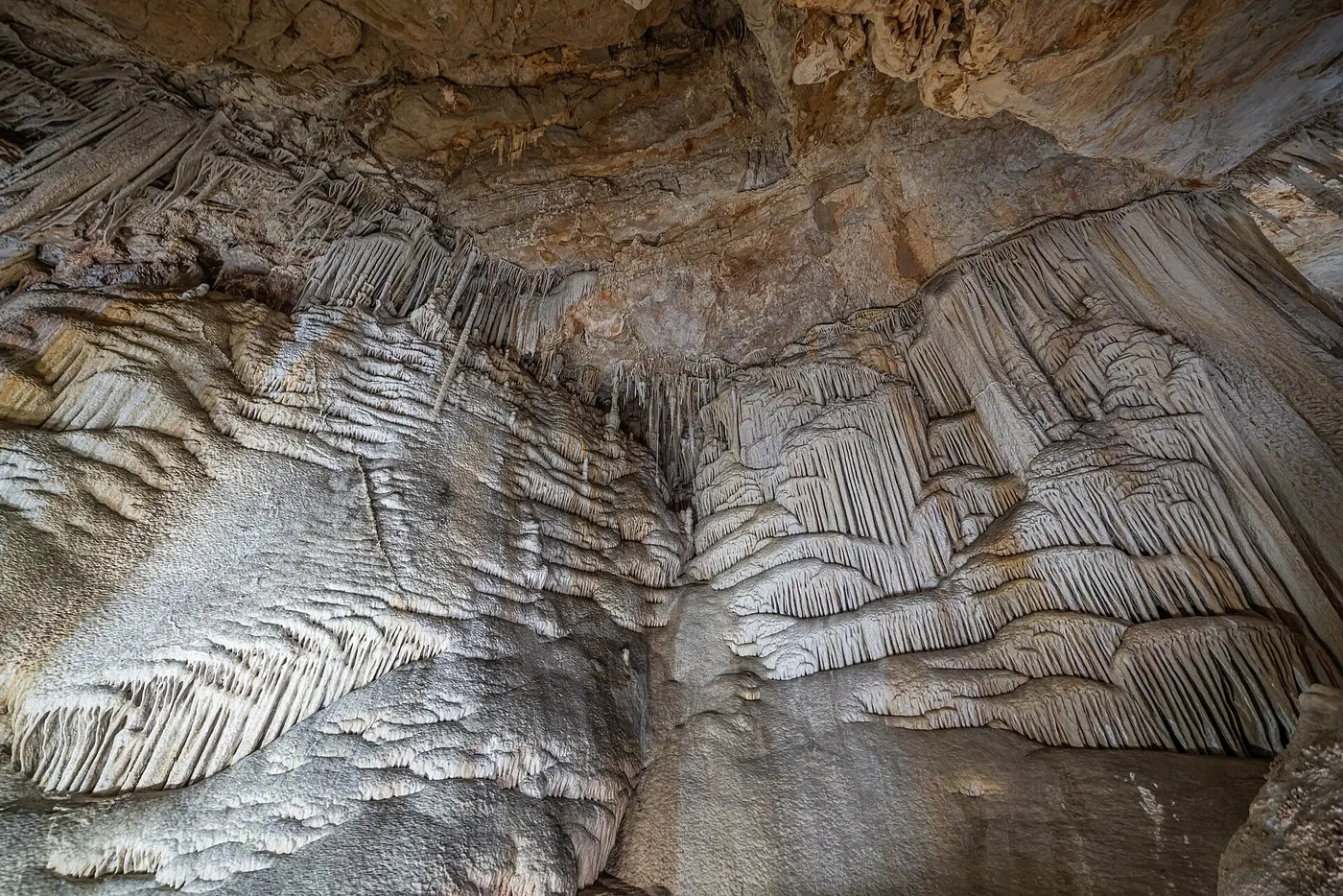 Formations rocheuses dans les Coves de Campanet