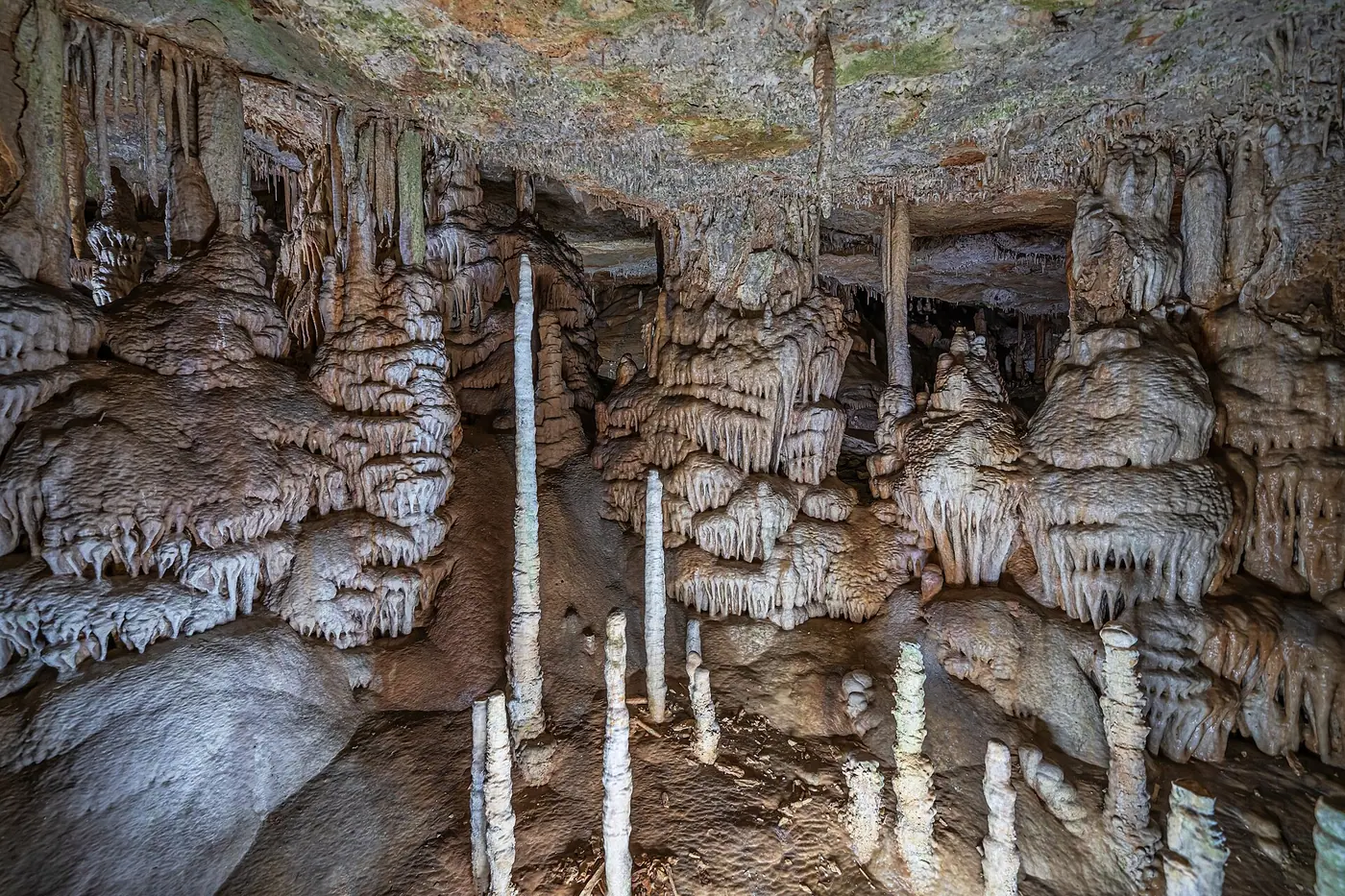 Stalactites et stalagmites illuminées dans les Coves de Campanet