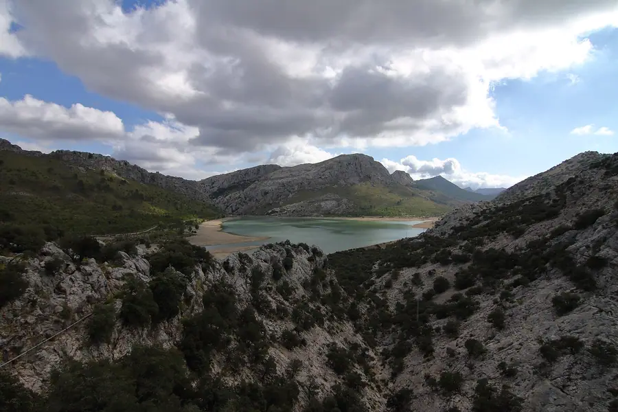 Le réservoir de Cúber au pied du Puig Major, encadré par la Serra de Tramuntana.