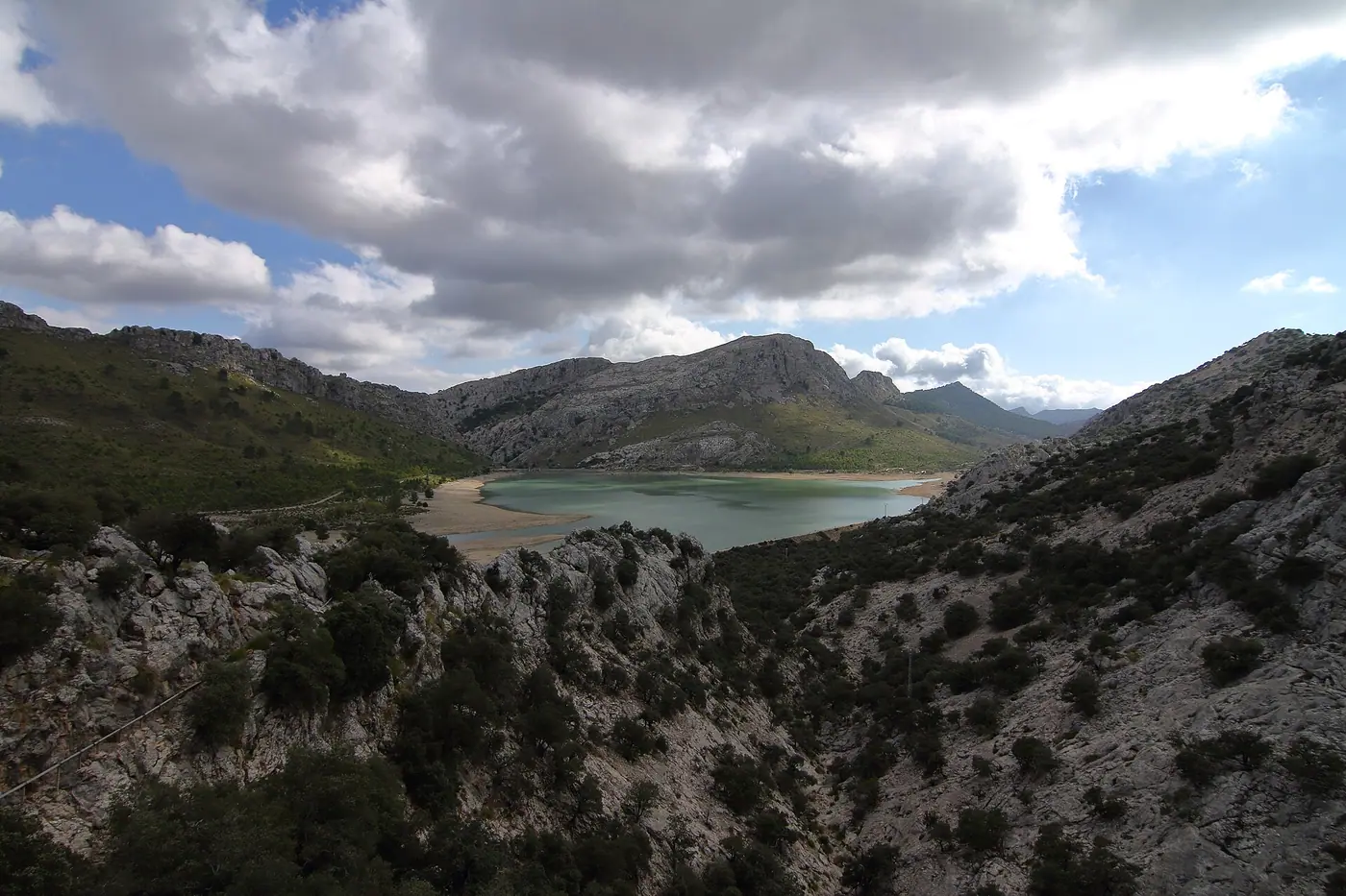 Le réservoir de Cúber au pied du Puig Major, encadré par la Serra de Tramuntana.