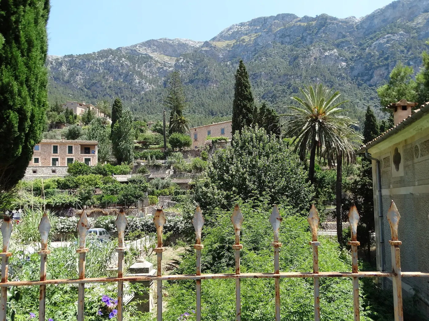 Vue sur le village de Deià depuis un jardin