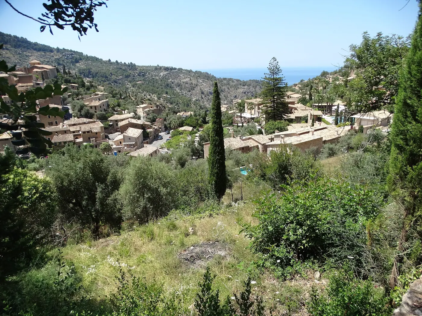 Le village de Deià accroché à la colline