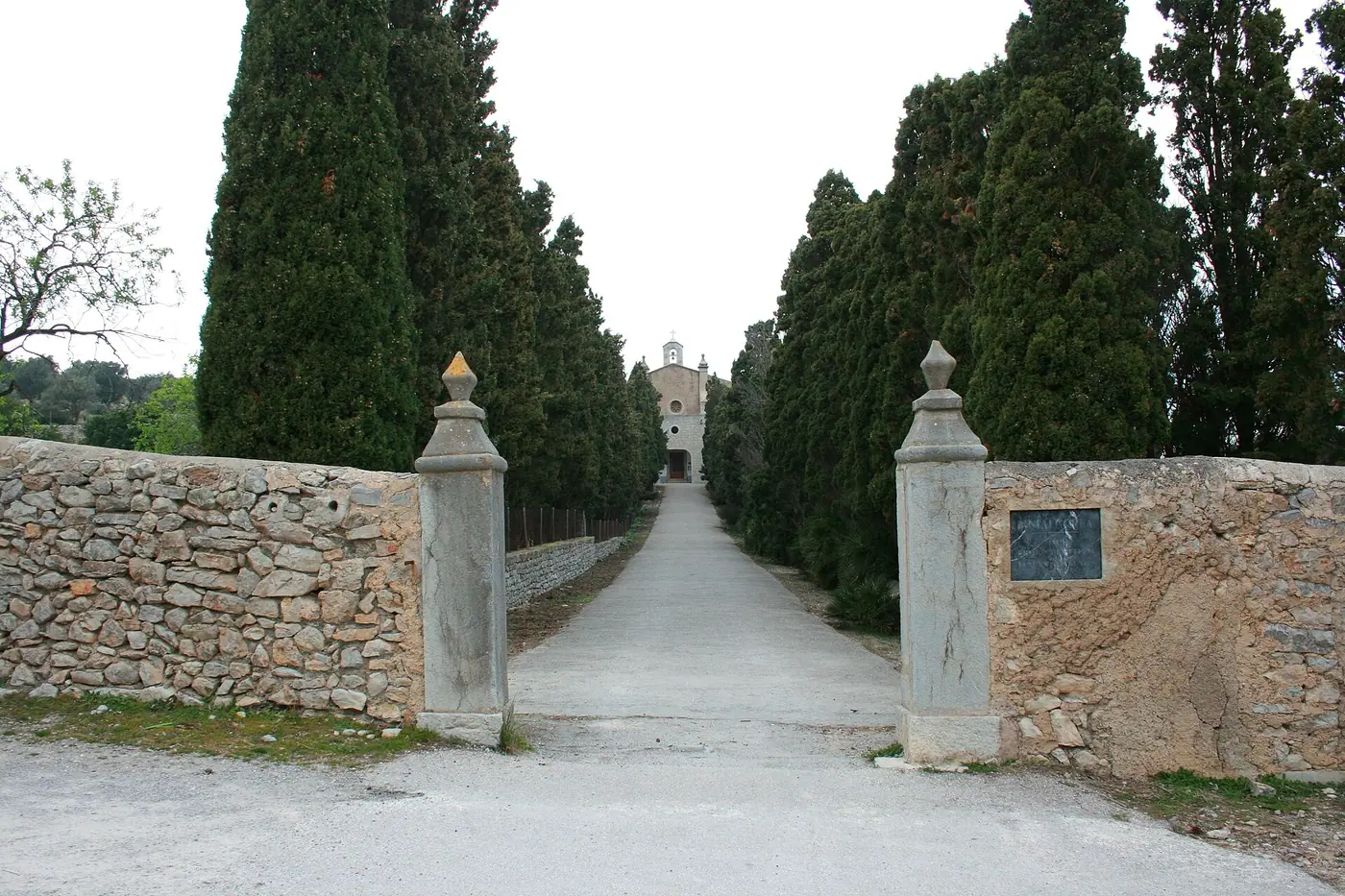 Allée de cyprès menant à l'Ermita de Betlem, isolée dans la Serra de Tramuntana.